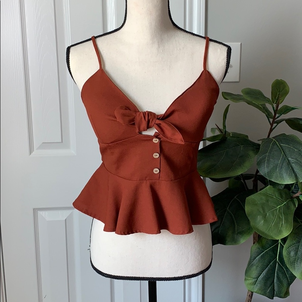 Sleeveless tie in the front crop top